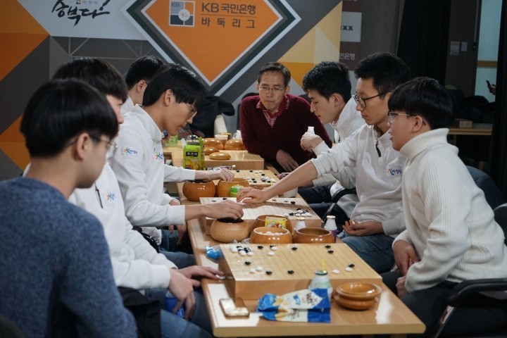 수려한합천과 한국물가정보가 나란히 경쟁 팀들에 승리하면서 처음으로 5승 대열에 올라섰다.